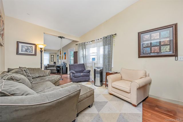 25 Beverly Street, Islip, NY 11751