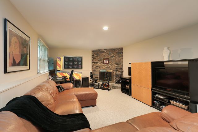 133 Burr Oak Court, Deerfield, IL 60015