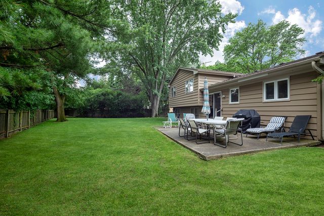 133 Burr Oak Court, Deerfield, IL 60015