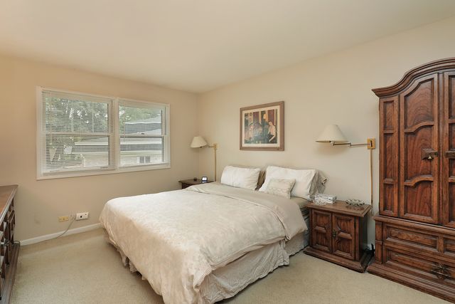 133 Burr Oak Court, Deerfield, IL 60015