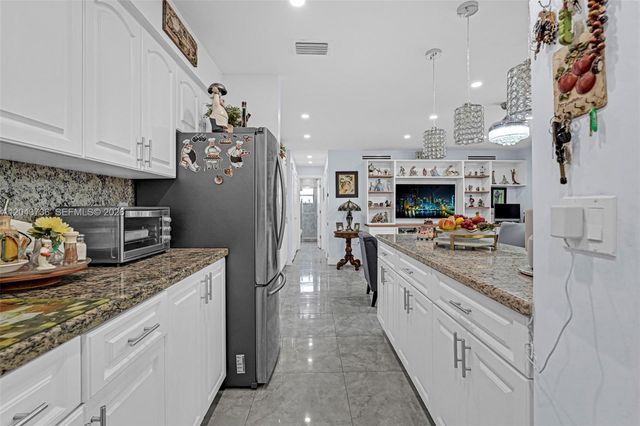 160 NE 8th Ave 27A, Hallandale Beach, FL 33009