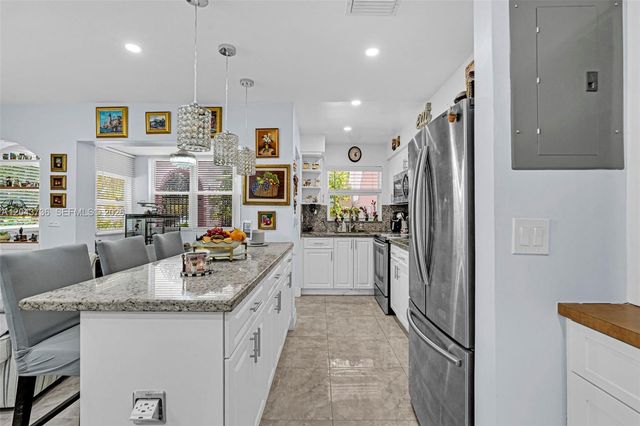 160 NE 8th Ave 27A, Hallandale Beach, FL 33009