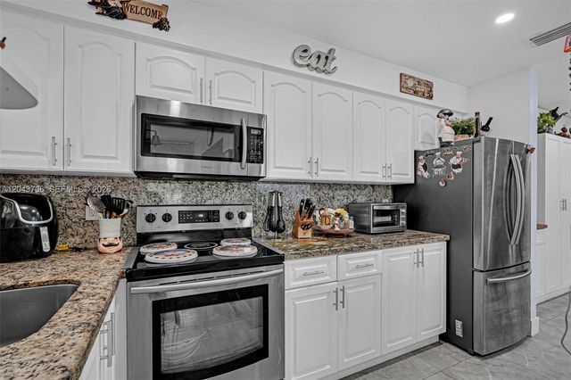 160 NE 8th Ave 27A, Hallandale Beach, FL 33009