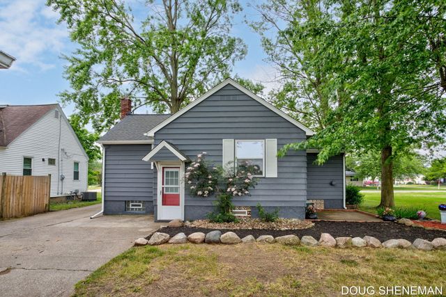145 W Roosevelt Avenue, Holland Twp, MI 49464