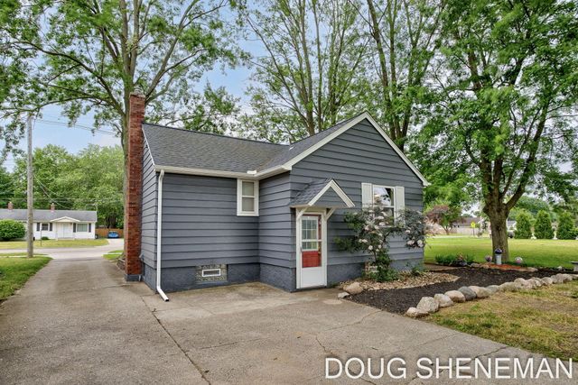 145 W Roosevelt Avenue, Holland Twp, MI 49464