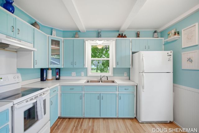 145 W Roosevelt Avenue, Holland Twp, MI 49464
