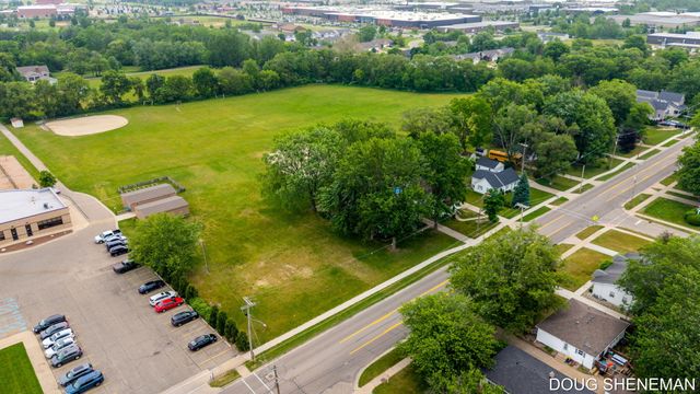 145 W Roosevelt Avenue, Holland Twp, MI 49464