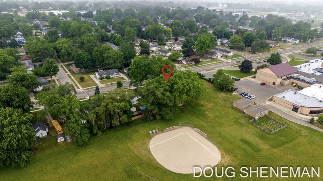 145 W Roosevelt Avenue, Holland Twp, MI 49464