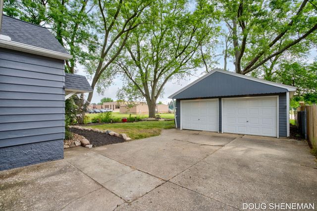 145 W Roosevelt Avenue, Holland Twp, MI 49464
