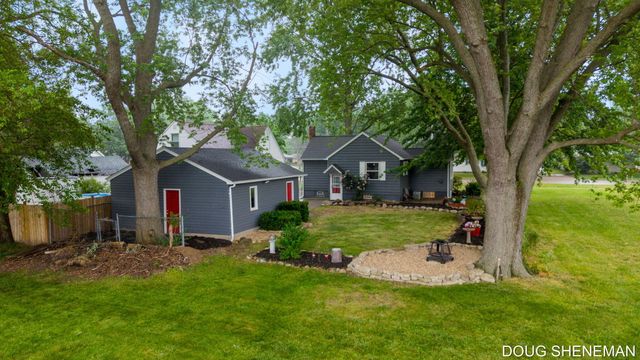 145 W Roosevelt Avenue, Holland Twp, MI 49464
