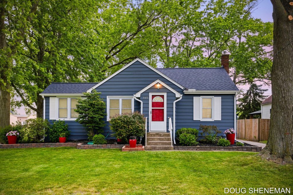 145 W Roosevelt Avenue, Holland Twp, MI 49464
