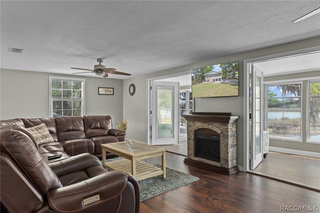 8911 S Lakeshore Drive, Floral City, FL 34436