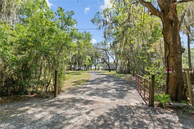 8911 S Lakeshore Drive, Floral City, FL 34436