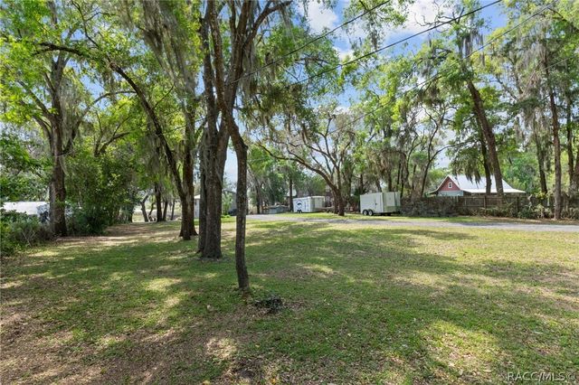 8911 S Lakeshore Drive, Floral City, FL 34436