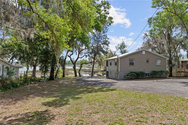 8911 S Lakeshore Drive, Floral City, FL 34436