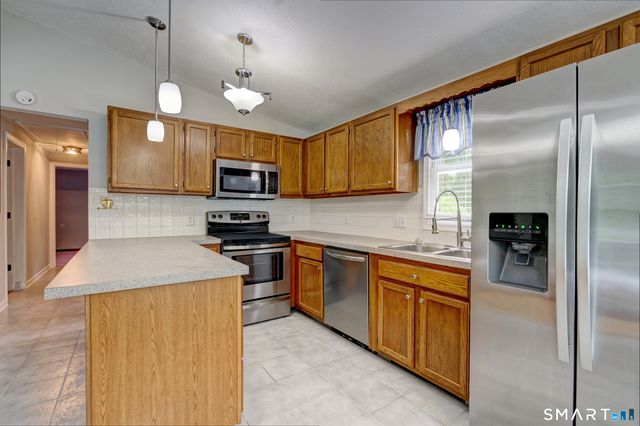 17 Blaine Avenue, Clinton, CT 06413