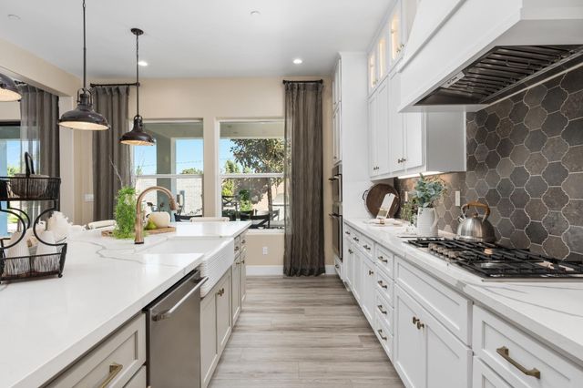 1681 N Shirley Avenue, Clovis, CA 93619