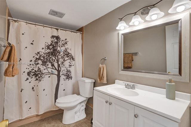 16465 NE 26th Ave 18, North Miami Beach, FL 33160