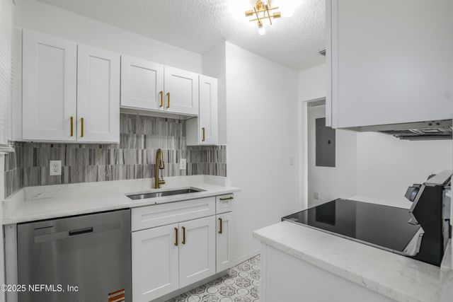 5246 SUNDERLAND Road, Jacksonville, FL 32210