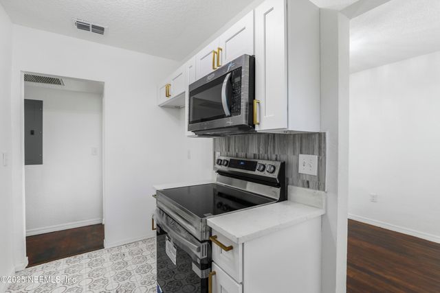 5246 SUNDERLAND Road, Jacksonville, FL 32210