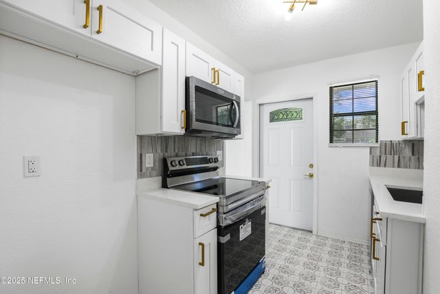 5246 SUNDERLAND Road, Jacksonville, FL 32210