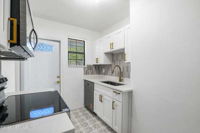 5246 SUNDERLAND Road, Jacksonville, FL 32210