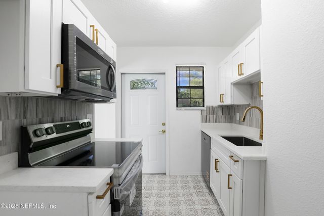 5246 SUNDERLAND Road, Jacksonville, FL 32210