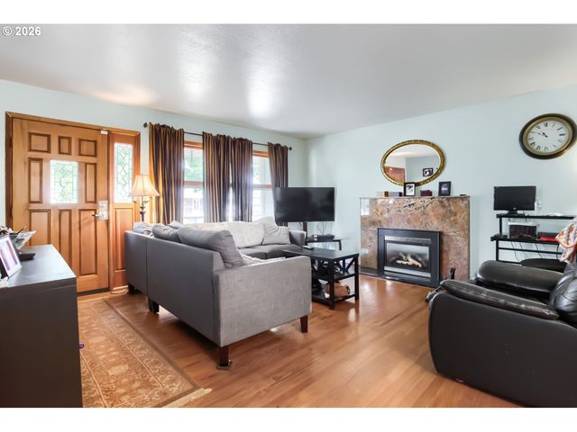 18126 Se LINCOLN St, Portland, OR 97233