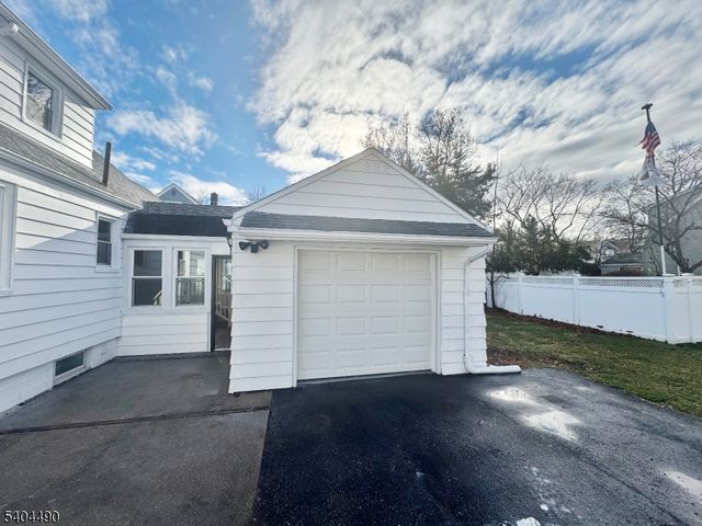 11 Van Dam Ave, Bloomingdale Boro, NJ 07403