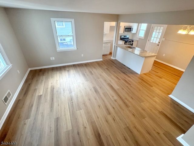 11 Van Dam Ave, Bloomingdale Boro, NJ 07403