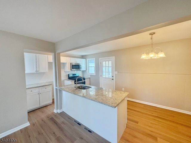 11 Van Dam Ave, Bloomingdale Boro, NJ 07403