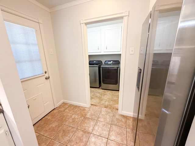 1613 N Rodeo Dr, Gladewater, TX 75647