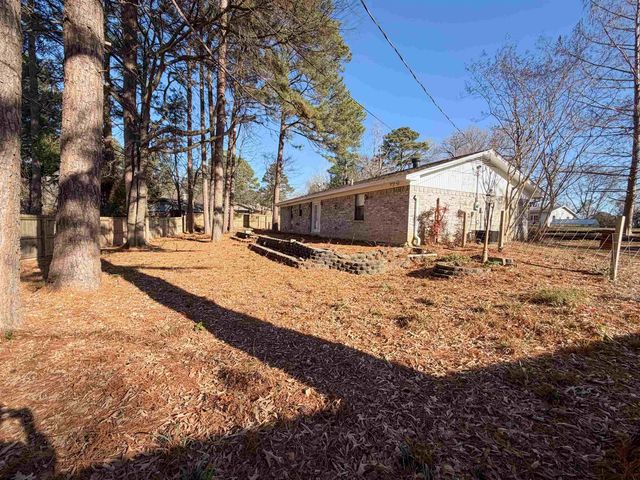 1613 N Rodeo Dr, Gladewater, TX 75647