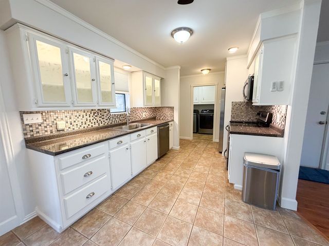 1613 N Rodeo Dr, Gladewater, TX 75647