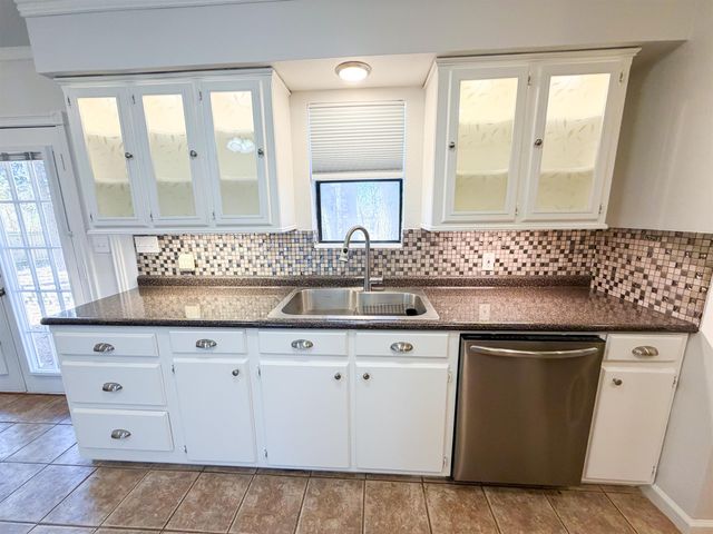 1613 N Rodeo Dr, Gladewater, TX 75647