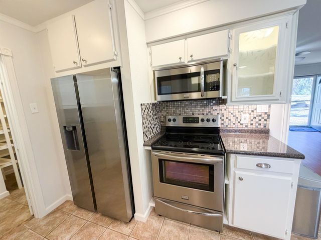 1613 N Rodeo Dr, Gladewater, TX 75647