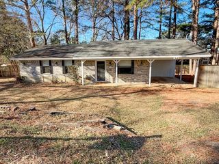 1613 N Rodeo Dr, Gladewater, TX 75647