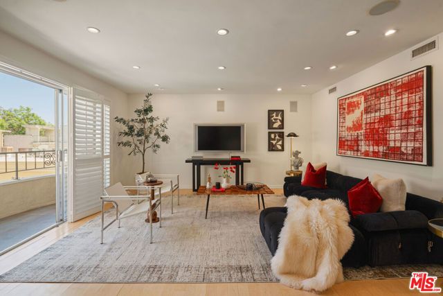 1221 N Kings Road 307, West Hollywood, CA 90069
