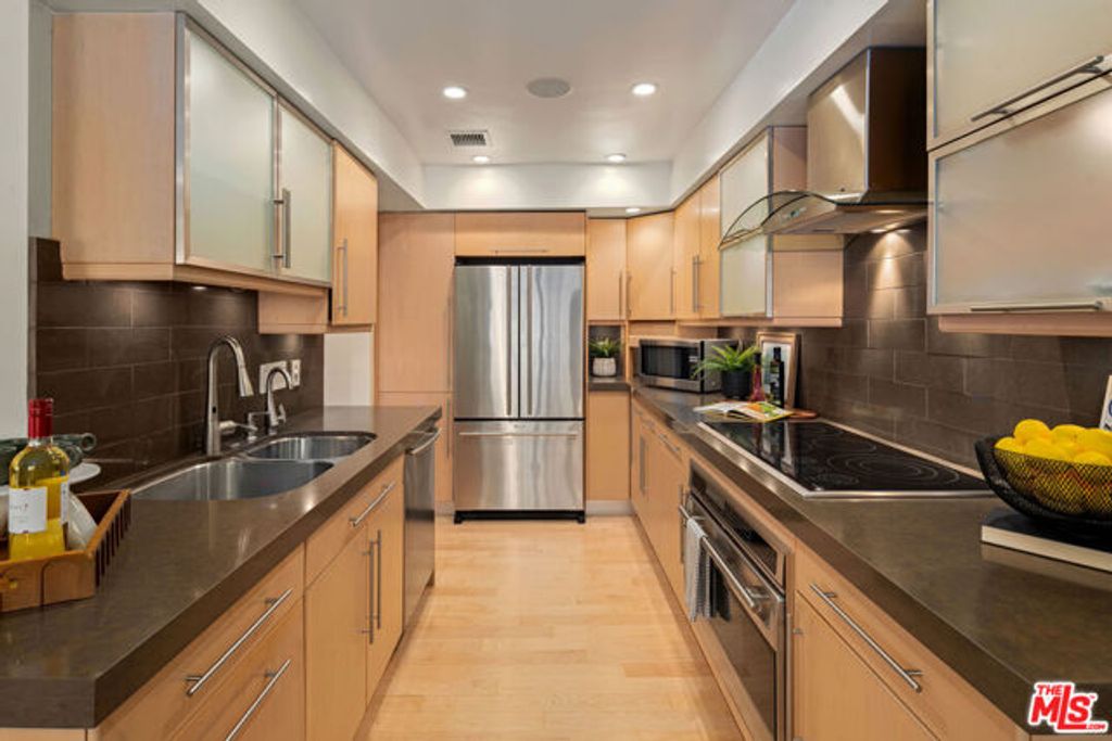 1221 N Kings Road 307, West Hollywood, CA 90069