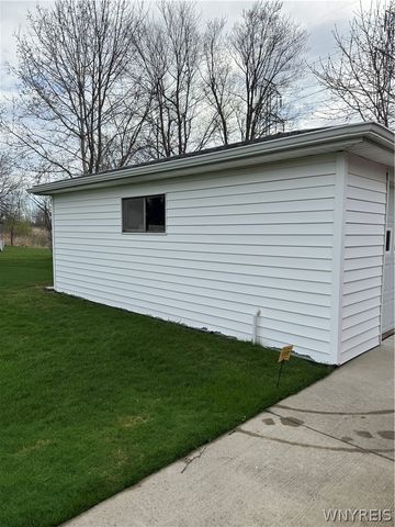 208 Nancycrest Lane, West Seneca, NY 14224