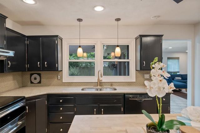 5136 Reeds Road, Mission, KS 66202