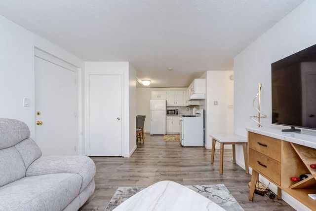 5 Lancelot Ct Apt 2, Salem, NH 03079