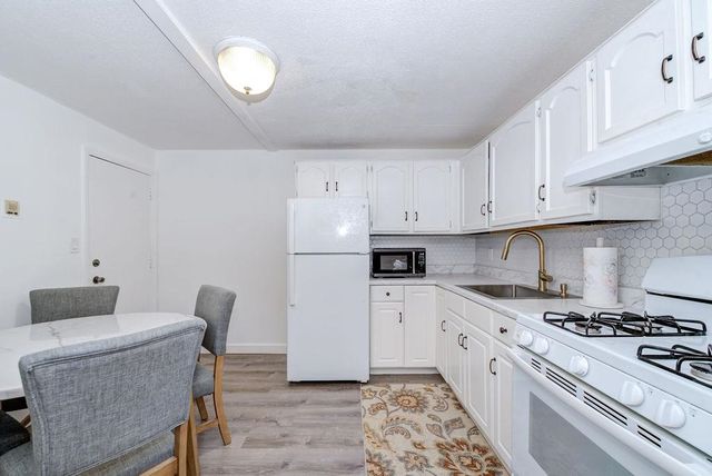5 Lancelot Ct Apt 2, Salem, NH 03079