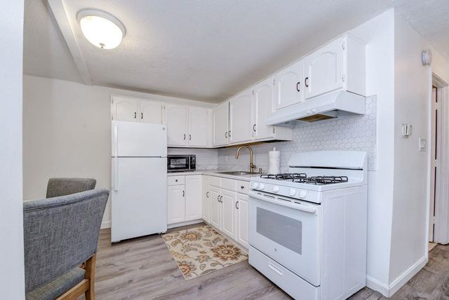 5 Lancelot Ct Apt 2, Salem, NH 03079