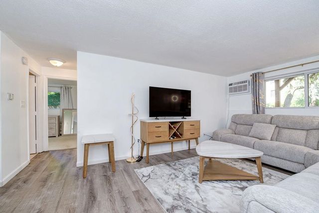 5 Lancelot Ct Apt 2, Salem, NH 03079