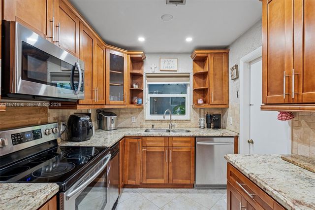 18805 W Lake Dr, Hialeah, FL 33015