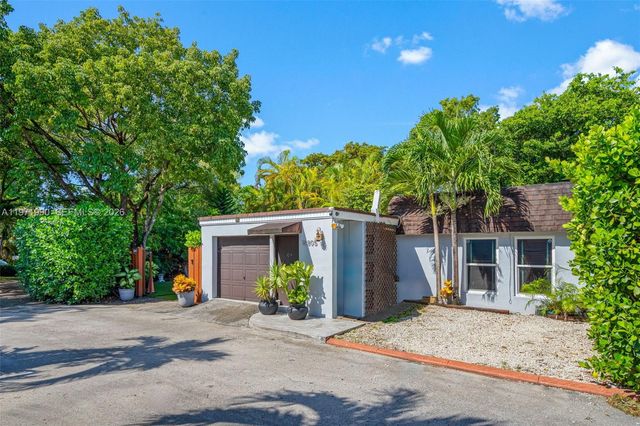 18805 W Lake Dr, Hialeah, FL 33015