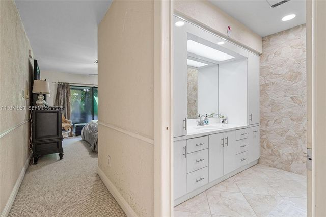 18805 W Lake Dr, Hialeah, FL 33015