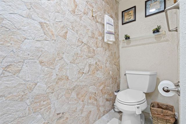 18805 W Lake Dr, Hialeah, FL 33015