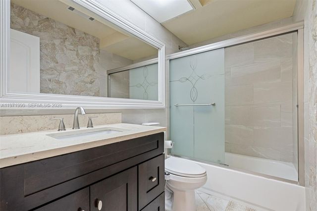 18805 W Lake Dr, Hialeah, FL 33015